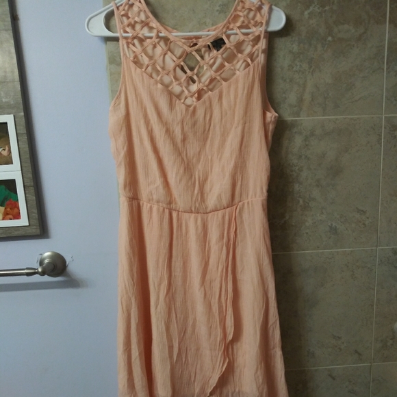 Lily Rose Dresses & Skirts - Lily Rose peach criss cross neckline flowy dress L